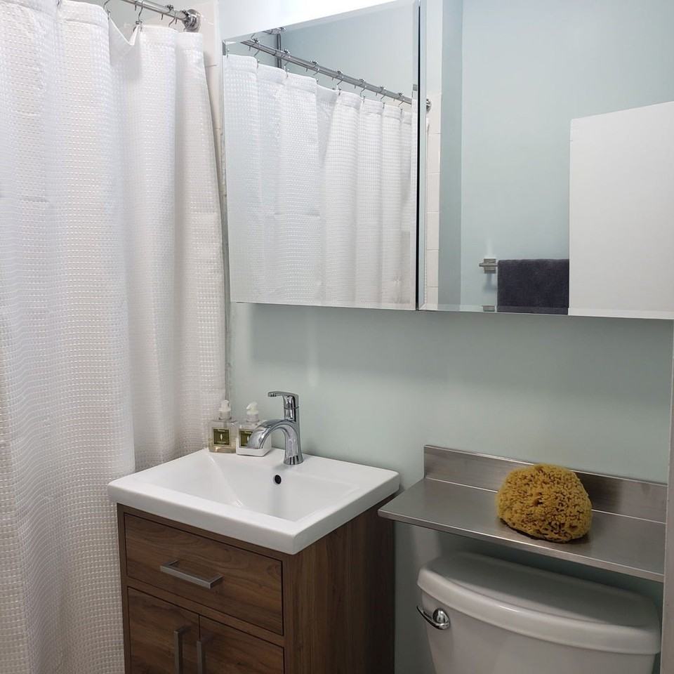 2437 W Ainslie St #1F - Photo 6 of 8