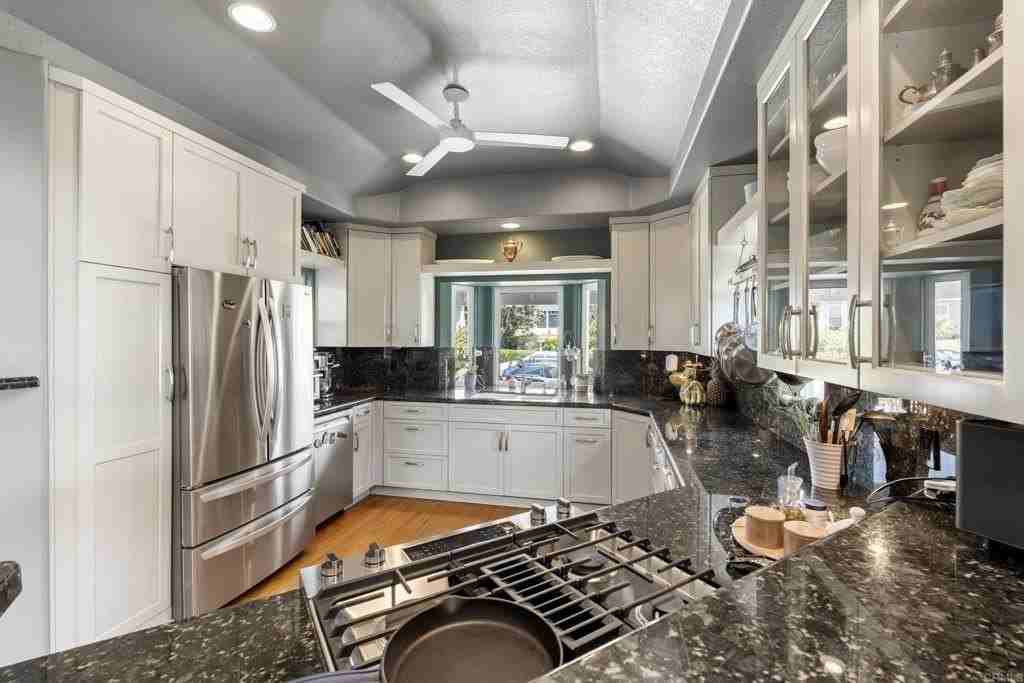 5618 Bellevue Ave - Photo 7 of 44