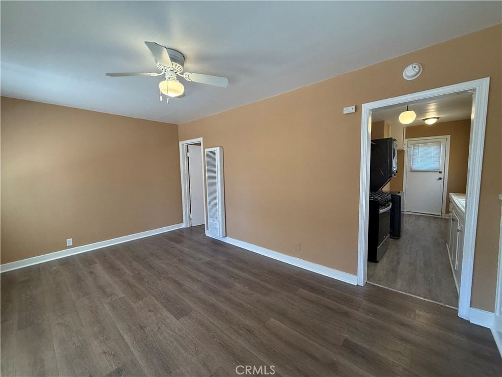 1036 W 15th St - Photo 3 of 8