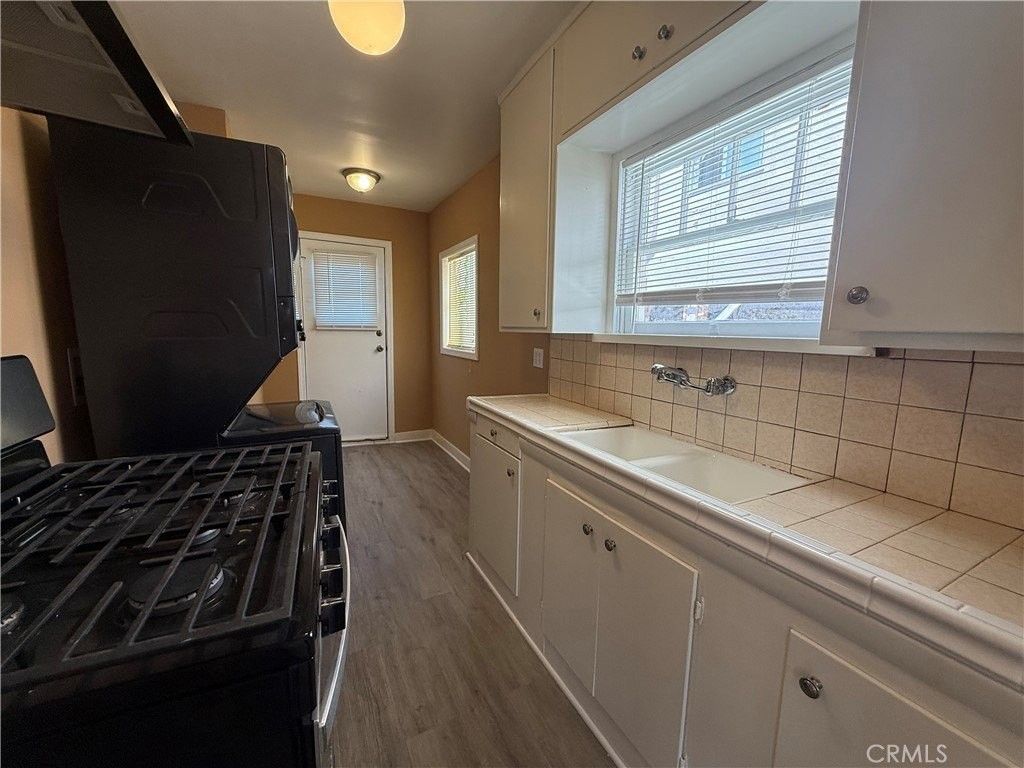 1036 W 15th St - Photo 4 of 8