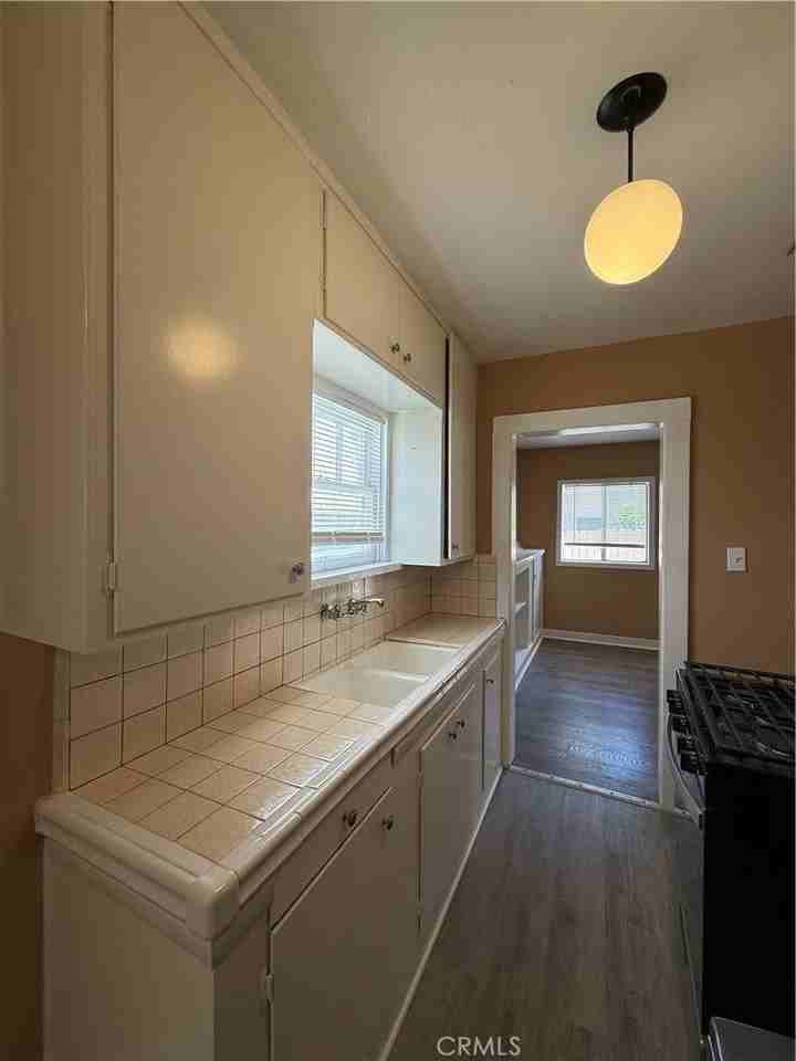 1036 W 15th St - Photo 5 of 8