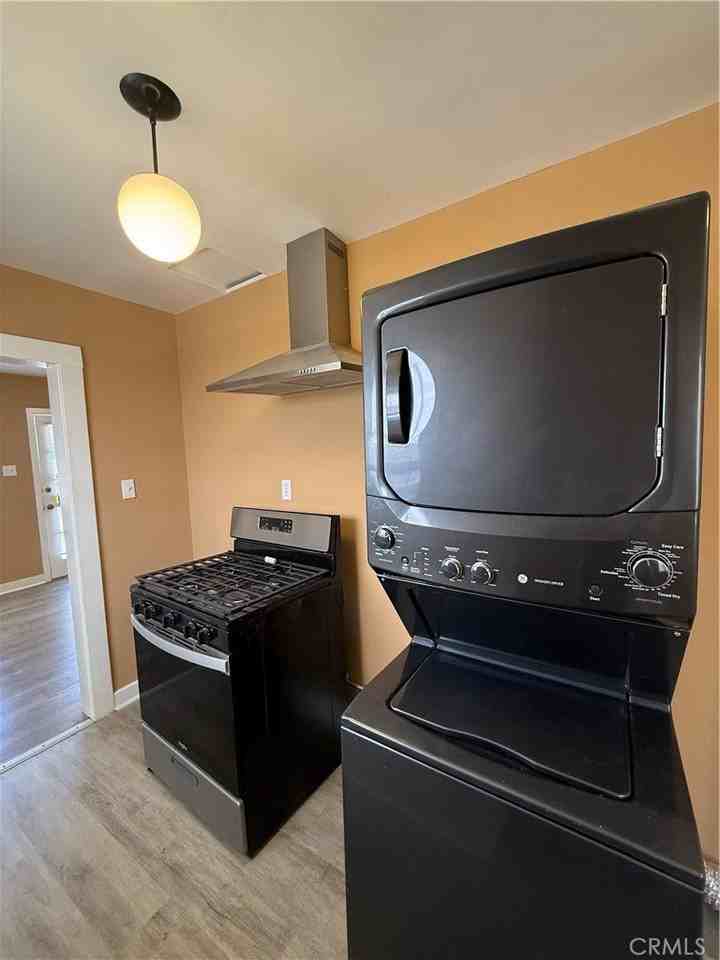1036 W 15th St - Photo 6 of 8