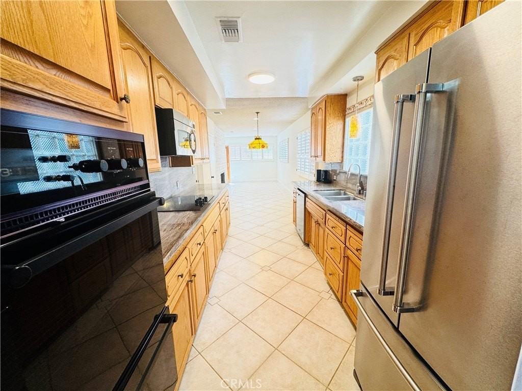 12538 Collins St - Photo 7 of 31