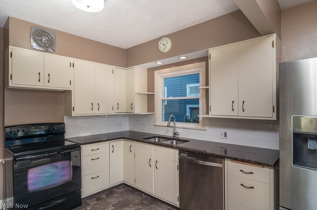 1252 Summit Ave - Photo 4 of 28