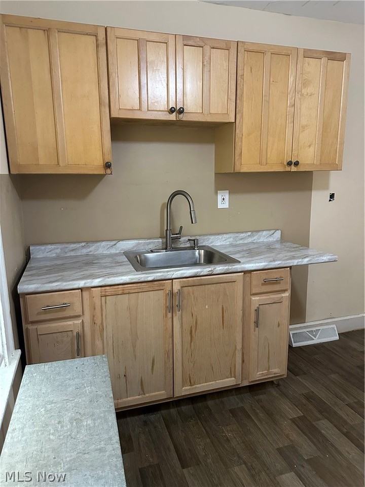 15415 Kinsman Rd - Photo 3 of 13