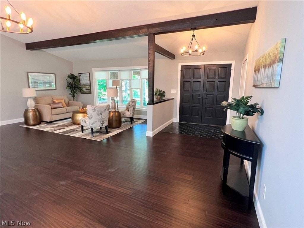 704 Echo Dr - Photo 5 of 36