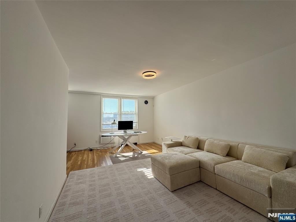 2160 Center Ave Apt 4g - Photo 3 of 15