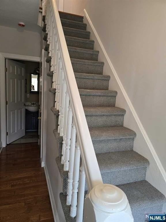 542 Doremus Ave - Photo 3 of 21