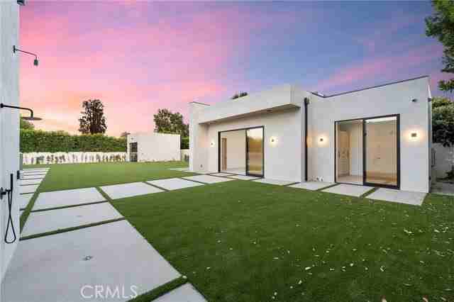 22924 Erwin St - Photo 2 of 8
