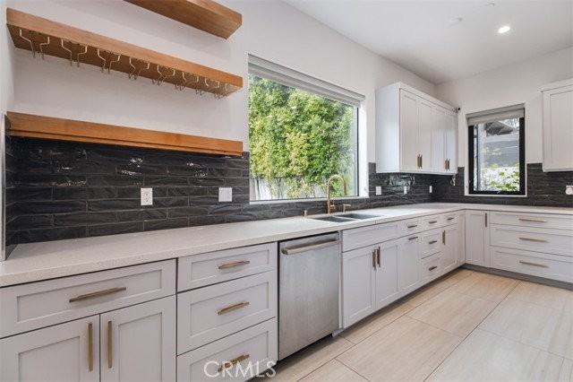 5017 Hesperia Ave - Photo 3 of 8