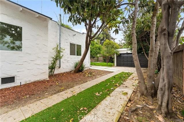 2216 Veteran Ave - Photo 2 of 8