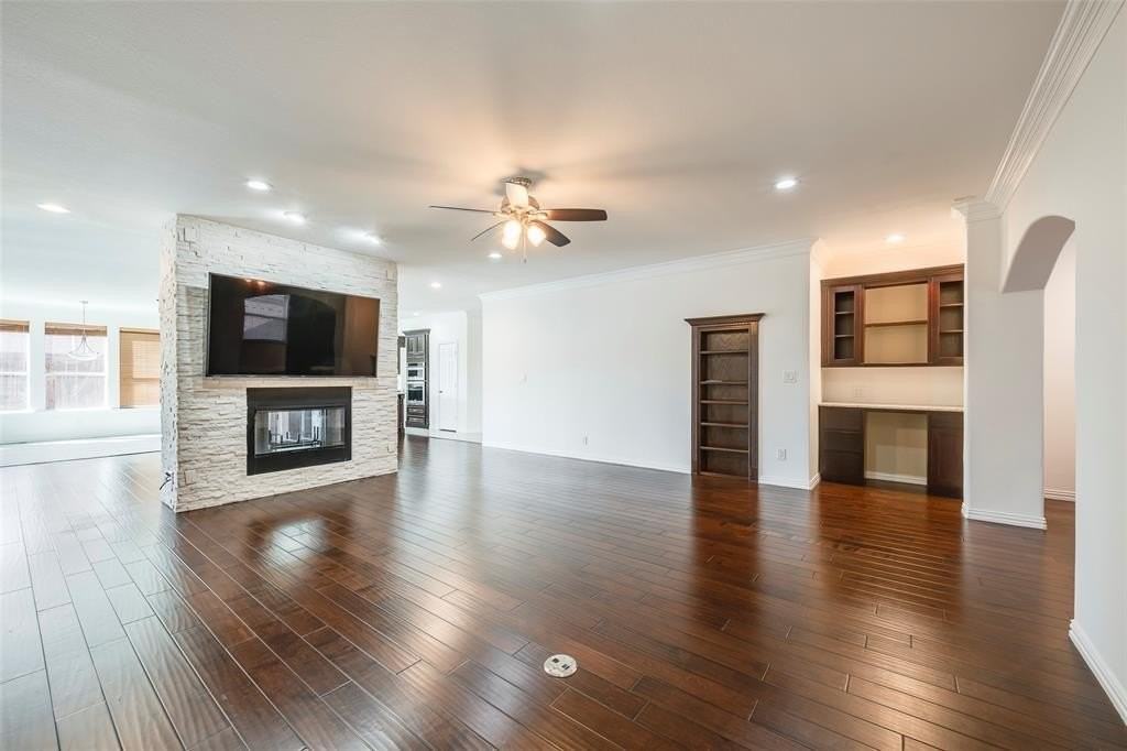 917 Crestview Dr - Photo 2 of 26