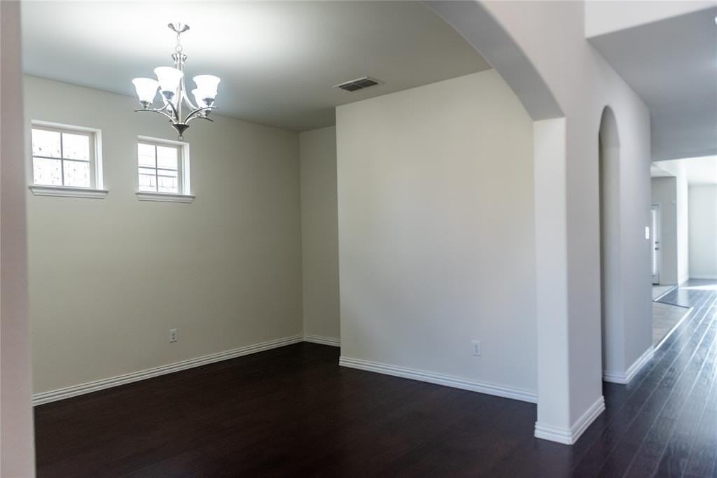 983 Canterbury Ln - Photo 3 of 35