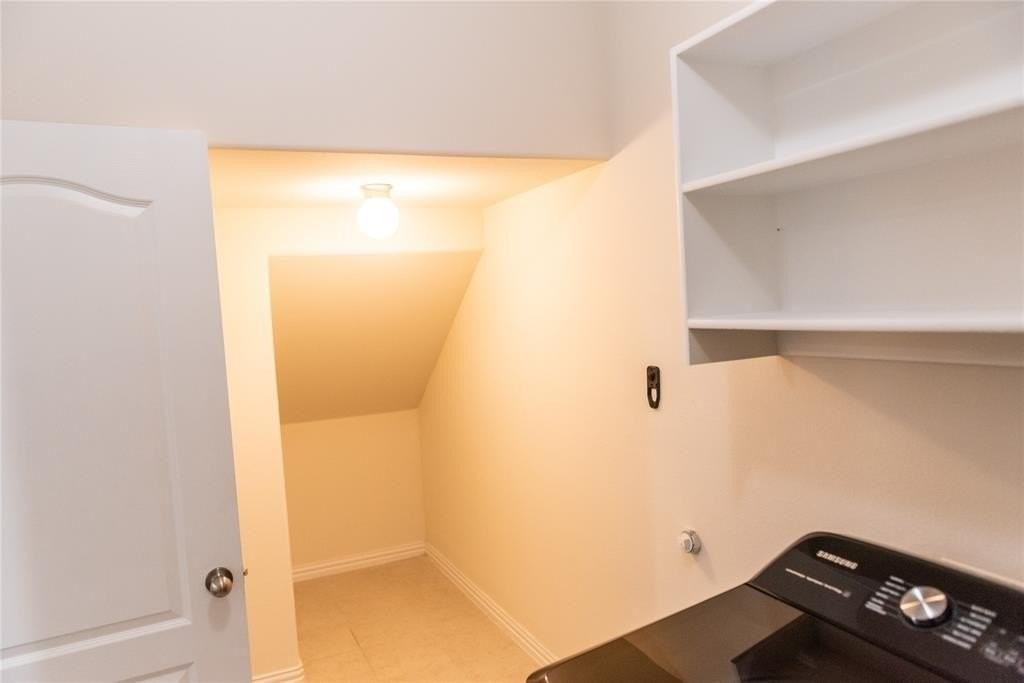 983 Canterbury Ln - Photo 7 of 35