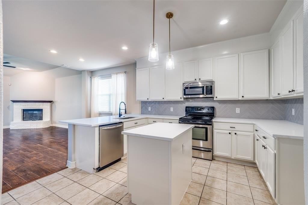 1441 Meadows Ave - Photo 4 of 21