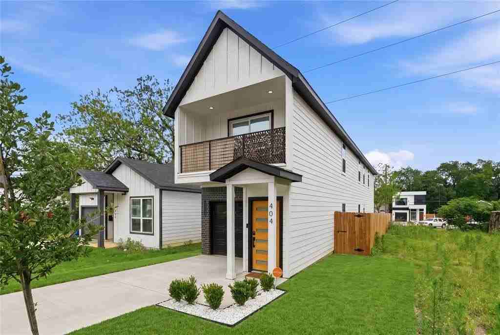 404 N Moore St - Photo 2 of 24