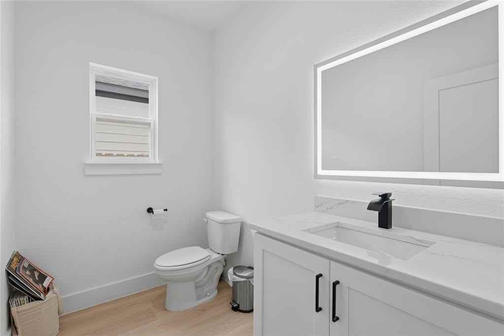 404 N Moore St - Photo 4 of 24