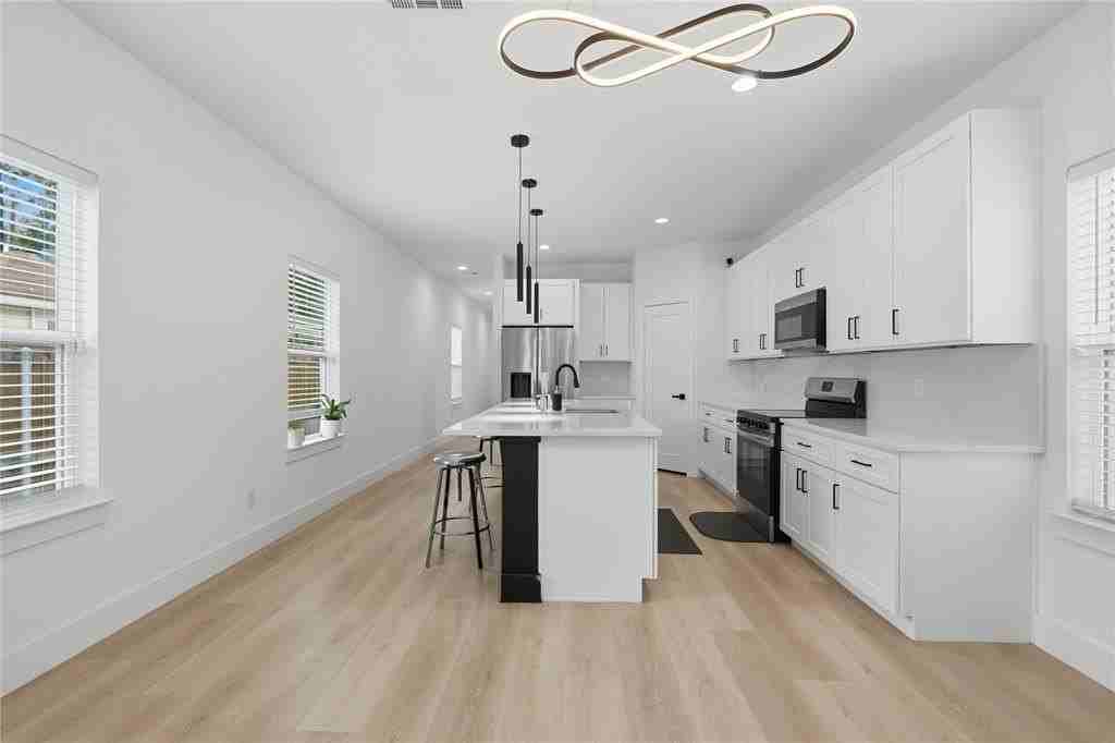 404 N Moore St - Photo 7 of 24