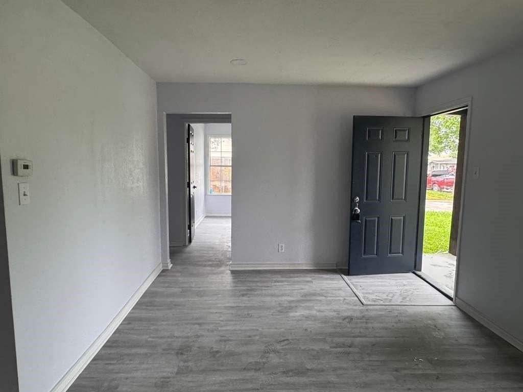 821 Travis St - Photo 2 of 11