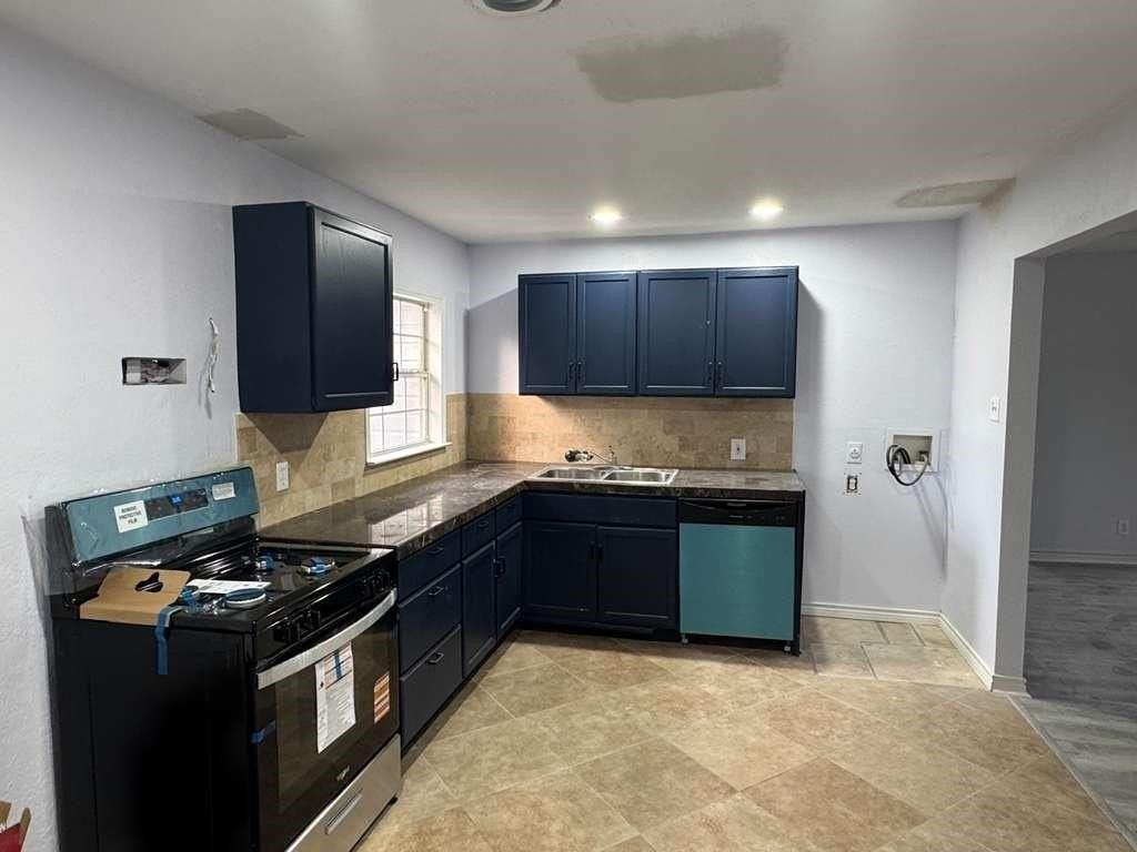 821 Travis St - Photo 3 of 11