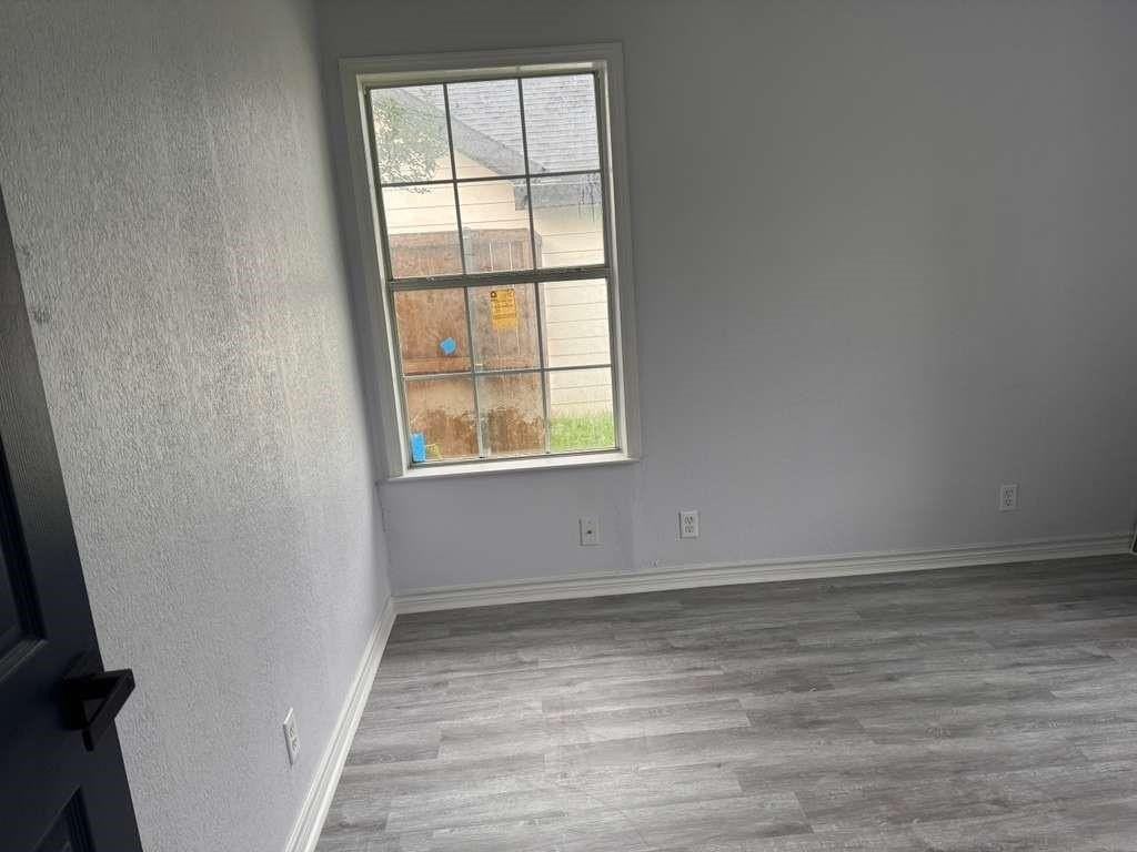821 Travis St - Photo 5 of 11