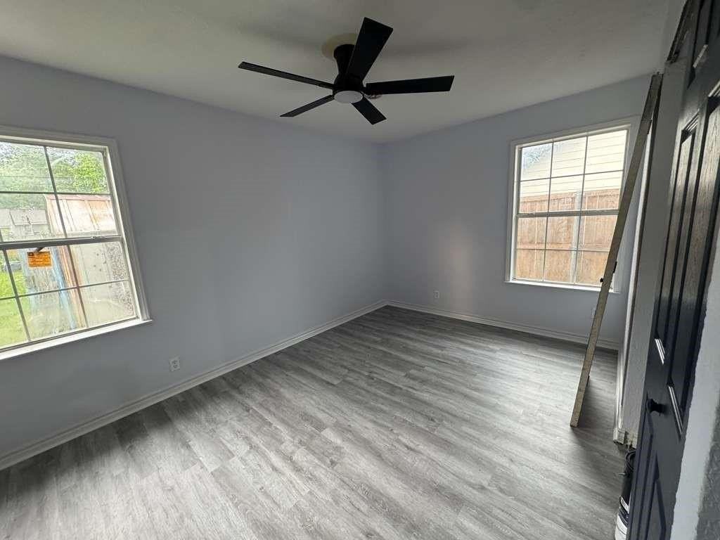 821 Travis St - Photo 7 of 11