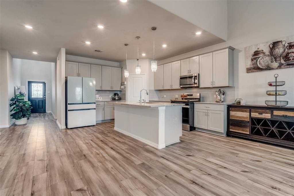 10901 Tamarisk Dr - Photo 3 of 26