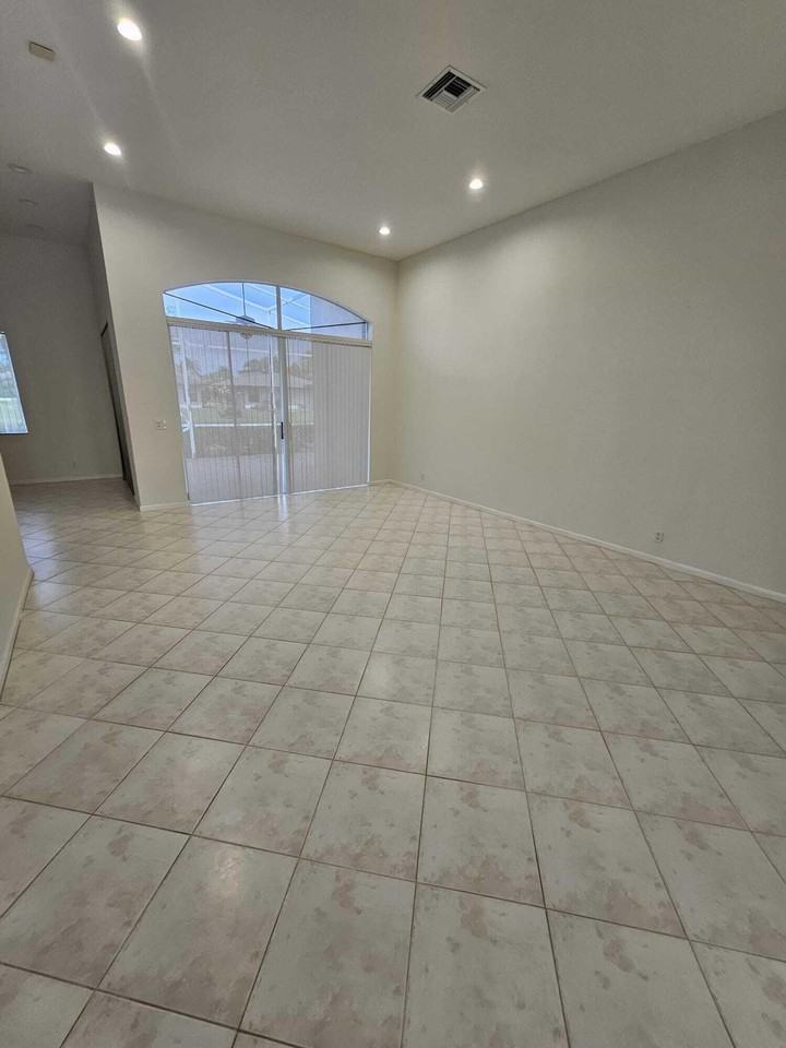 7835 Nw 78th Ave - Photo 4 of 20