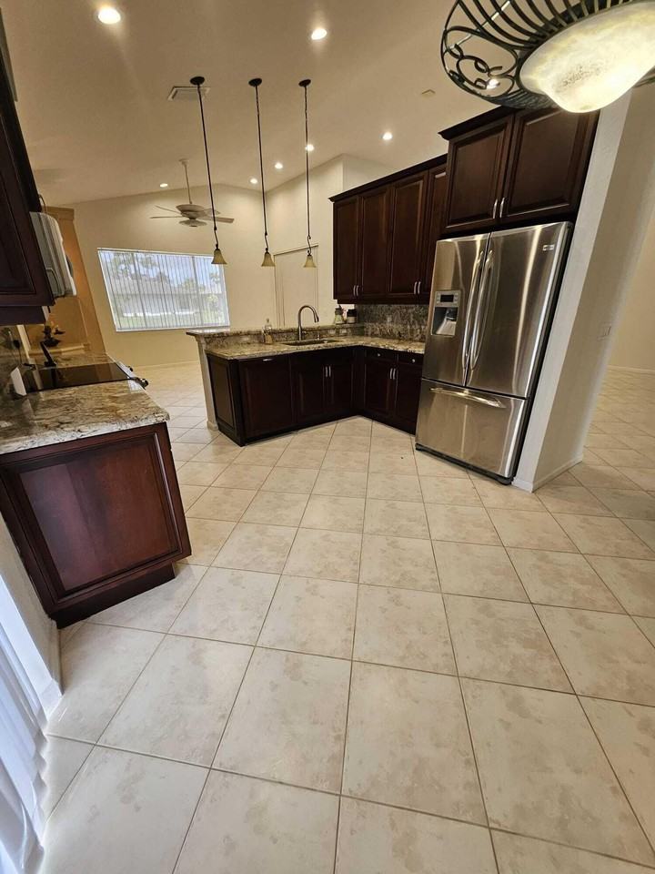 7835 Nw 78th Ave - Photo 5 of 20
