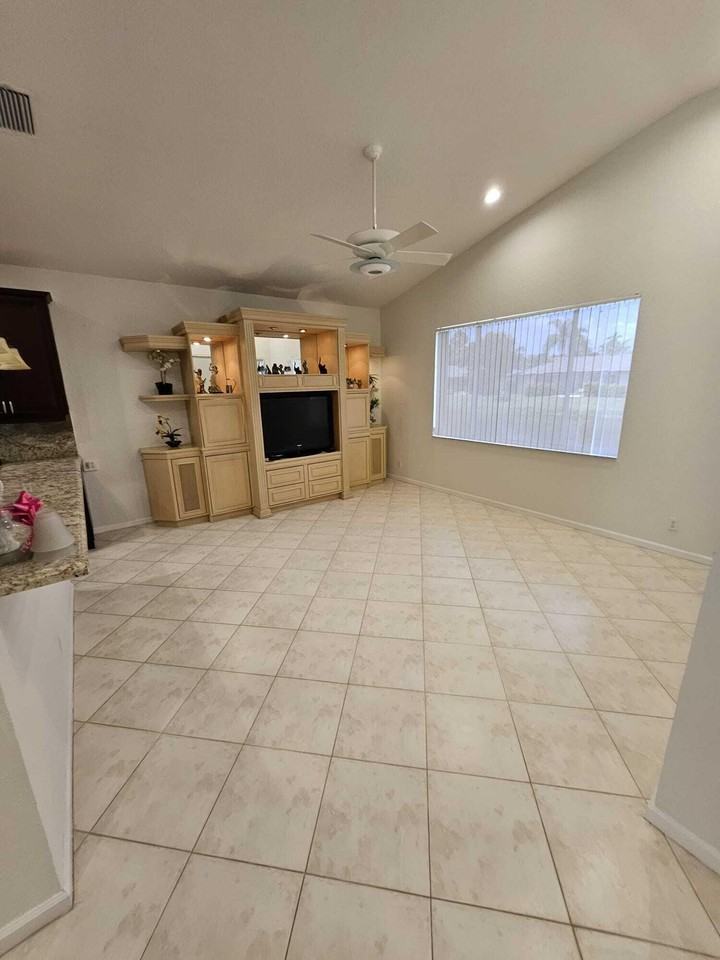 7835 Nw 78th Ave - Photo 6 of 20