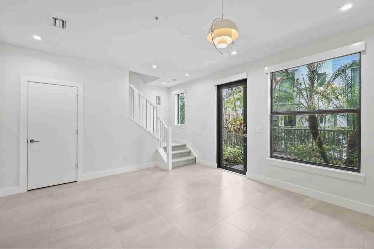 625 Ne 22nd Dr - Photo 3 of 25
