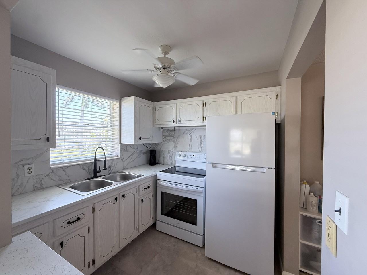 226 Windsor J - Photo 4 of 15