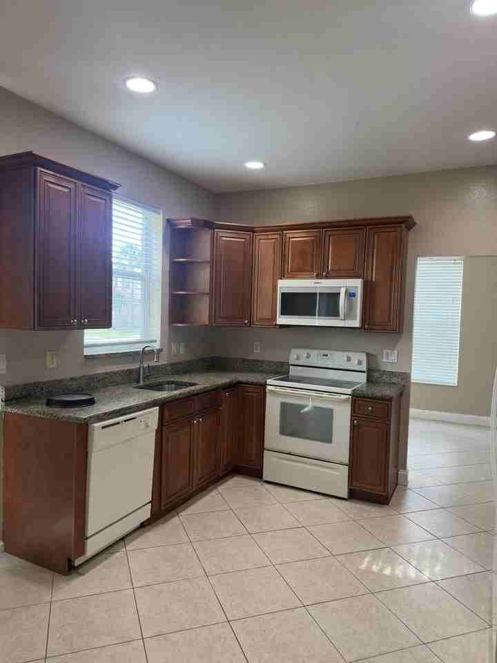 5409 Eastbay Dr - Photo 4 of 11