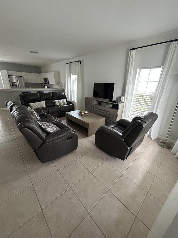 13517 Fountain View Blvd - Photo 2 of 19