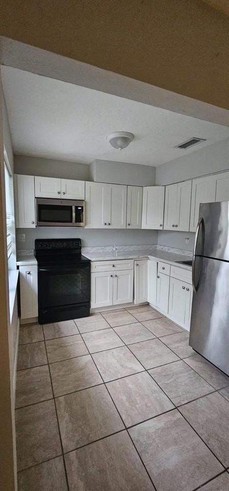 651 Ne 46th Ct - Photo 2 of 8