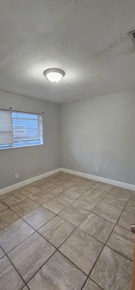 651 Ne 46th Ct - Photo 5 of 8