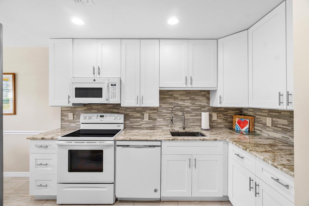24 Stratford Dr E #E - Photo 3 of 50