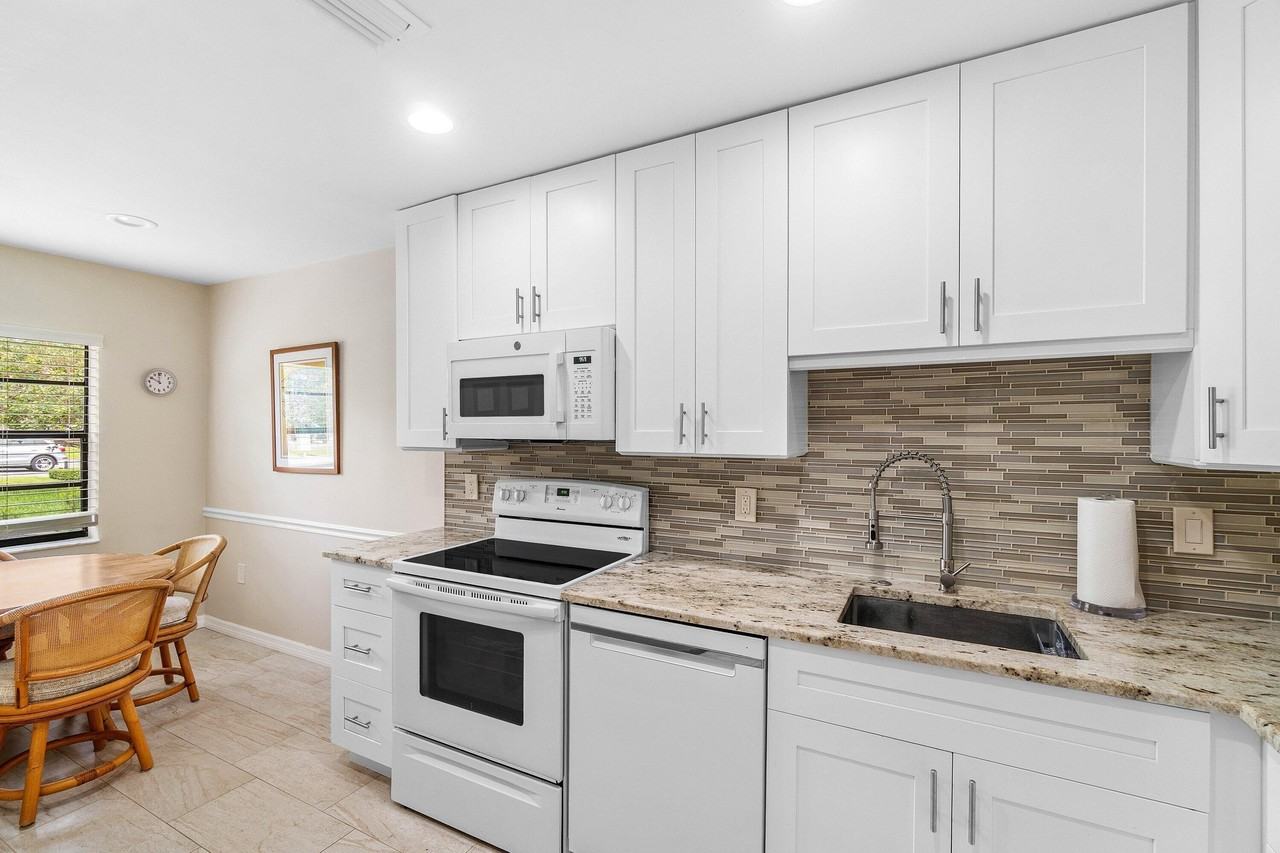24 Stratford Dr E #E - Photo 4 of 50