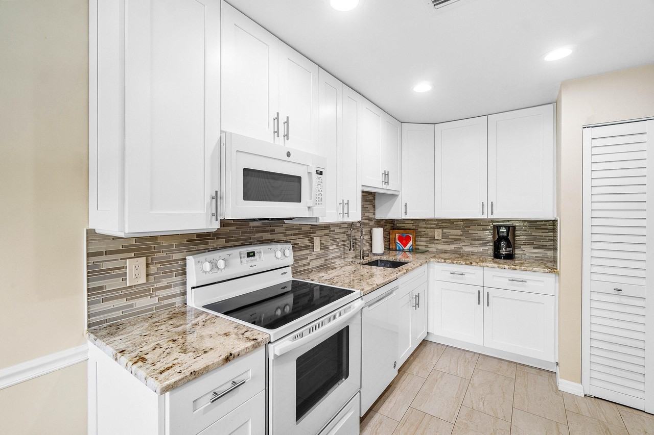 24 Stratford Dr E #E - Photo 7 of 50