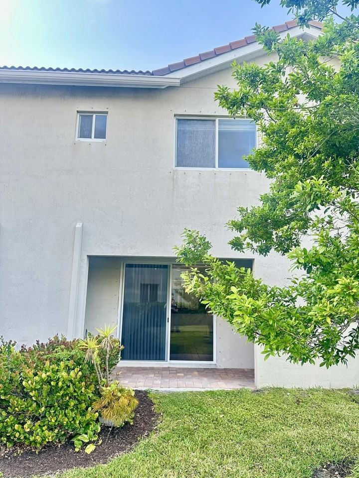 1132 Vermilion Dr - Photo 4 of 14