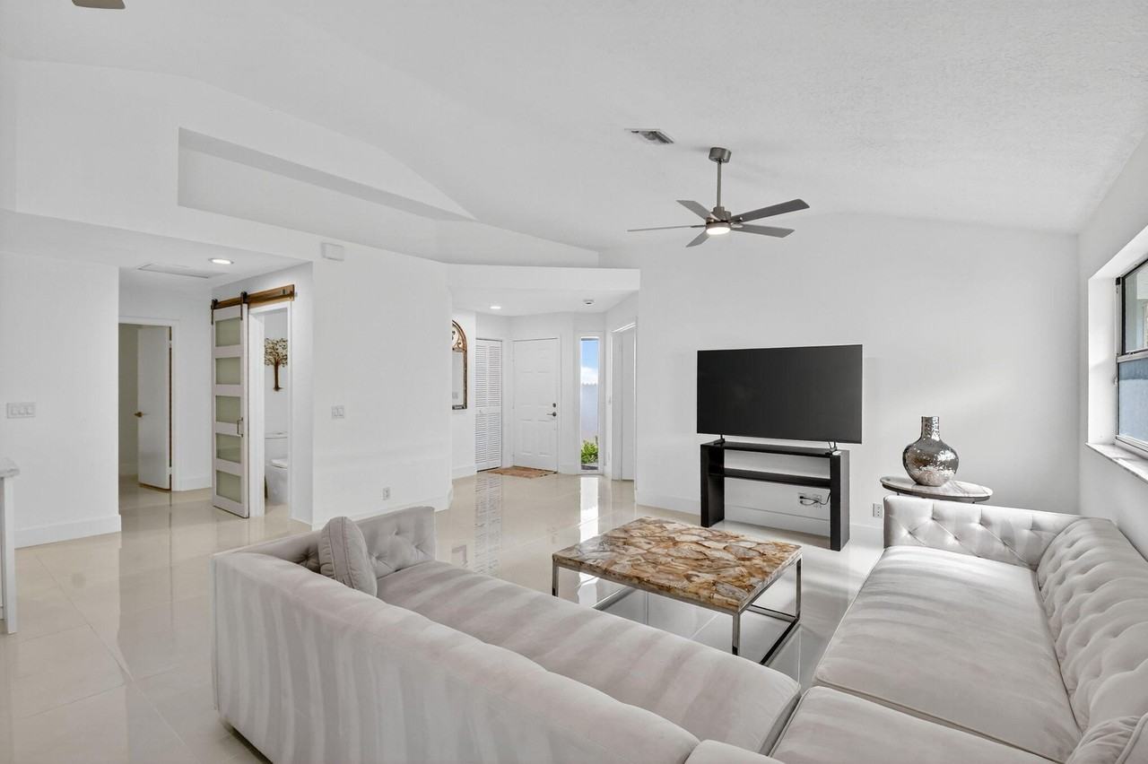 2218 Nw 52nd St - Photo 3 of 39