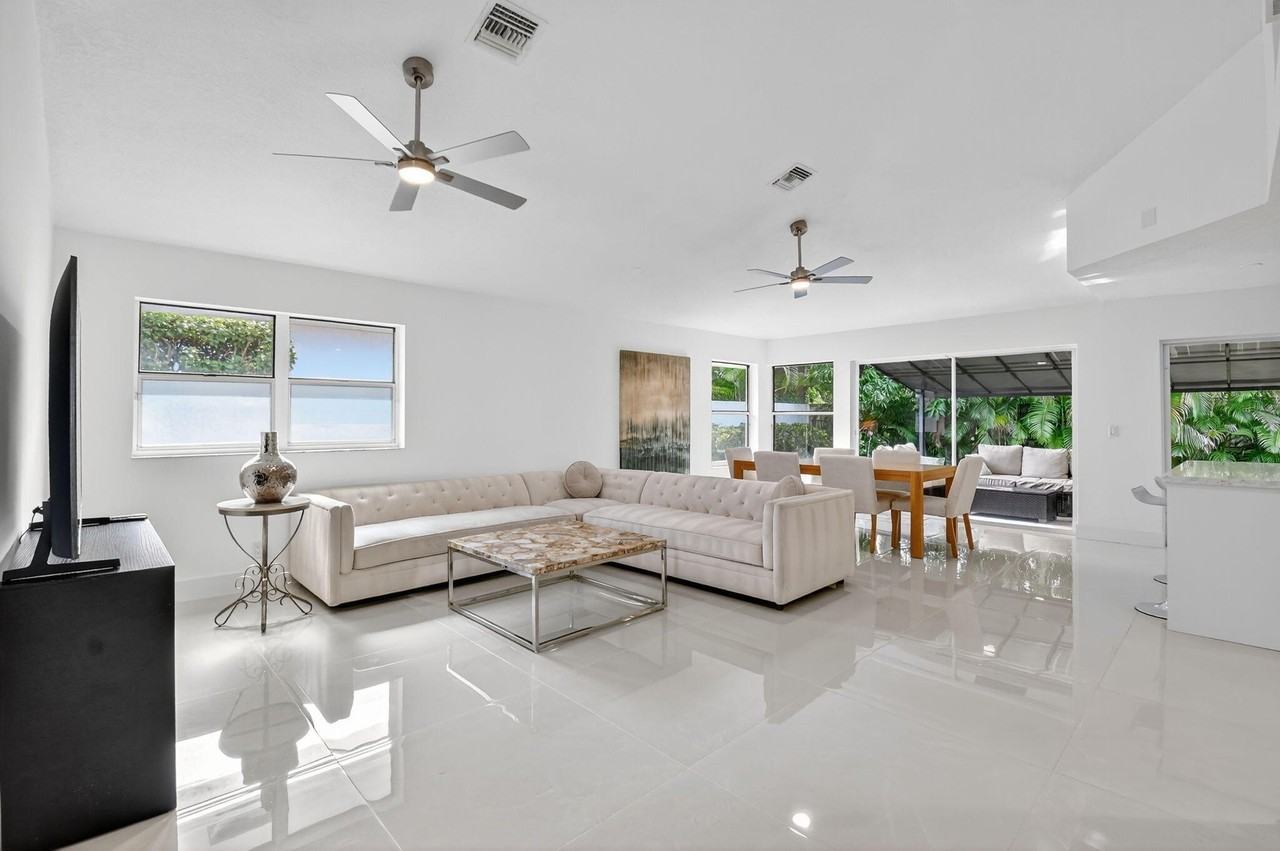 2218 Nw 52nd St - Photo 4 of 39