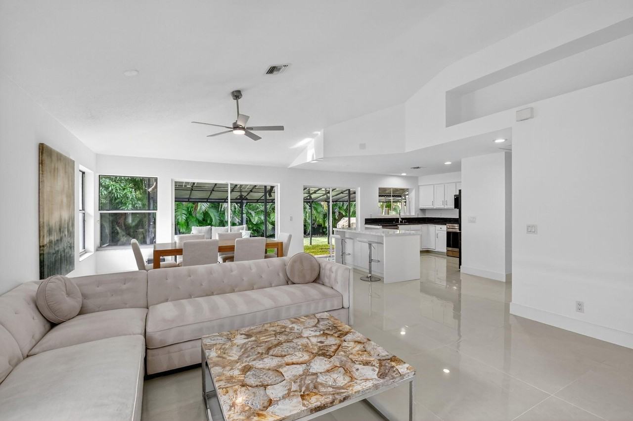 2218 Nw 52nd St - Photo 5 of 39