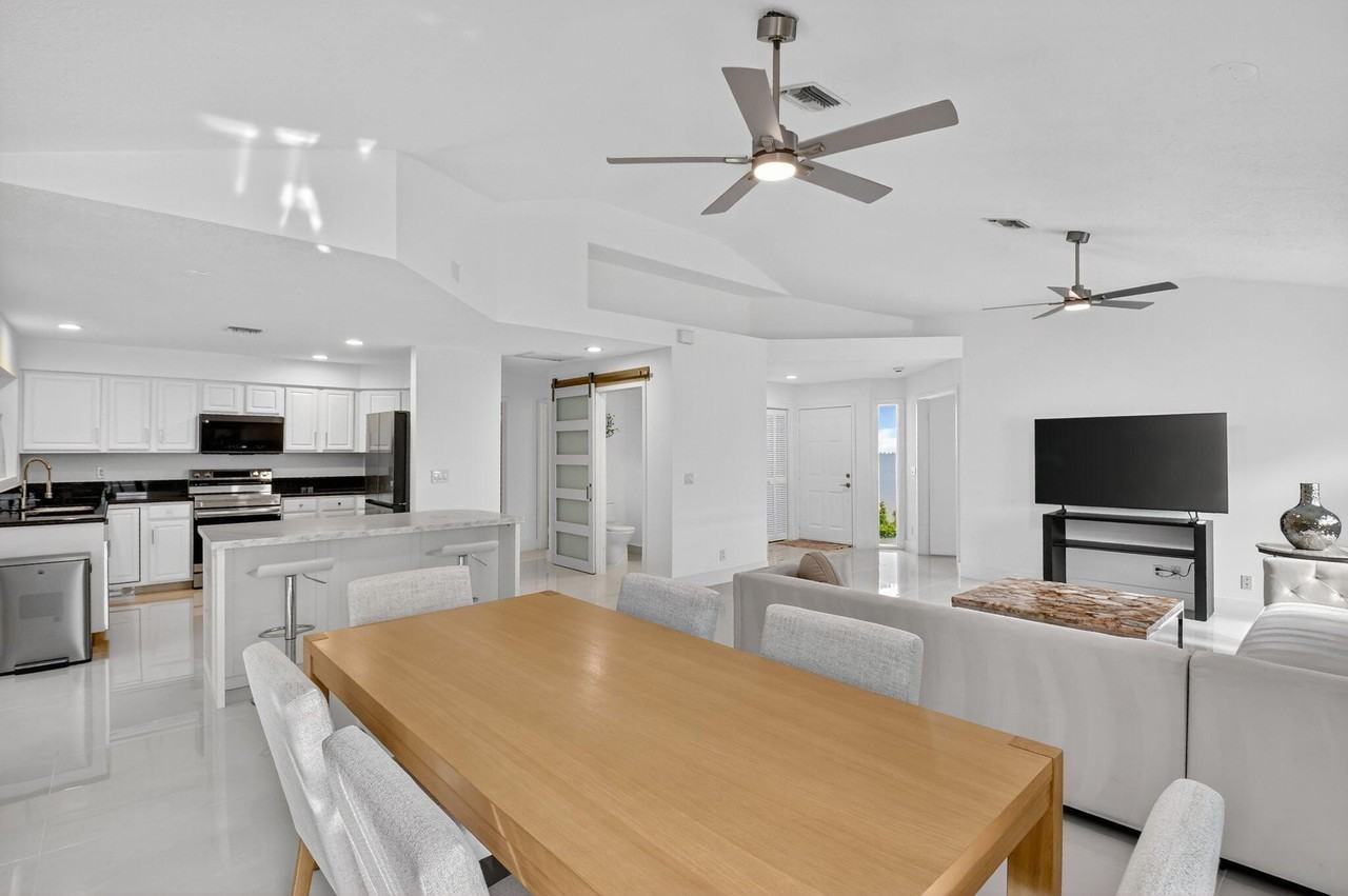 2218 Nw 52nd St - Photo 7 of 39