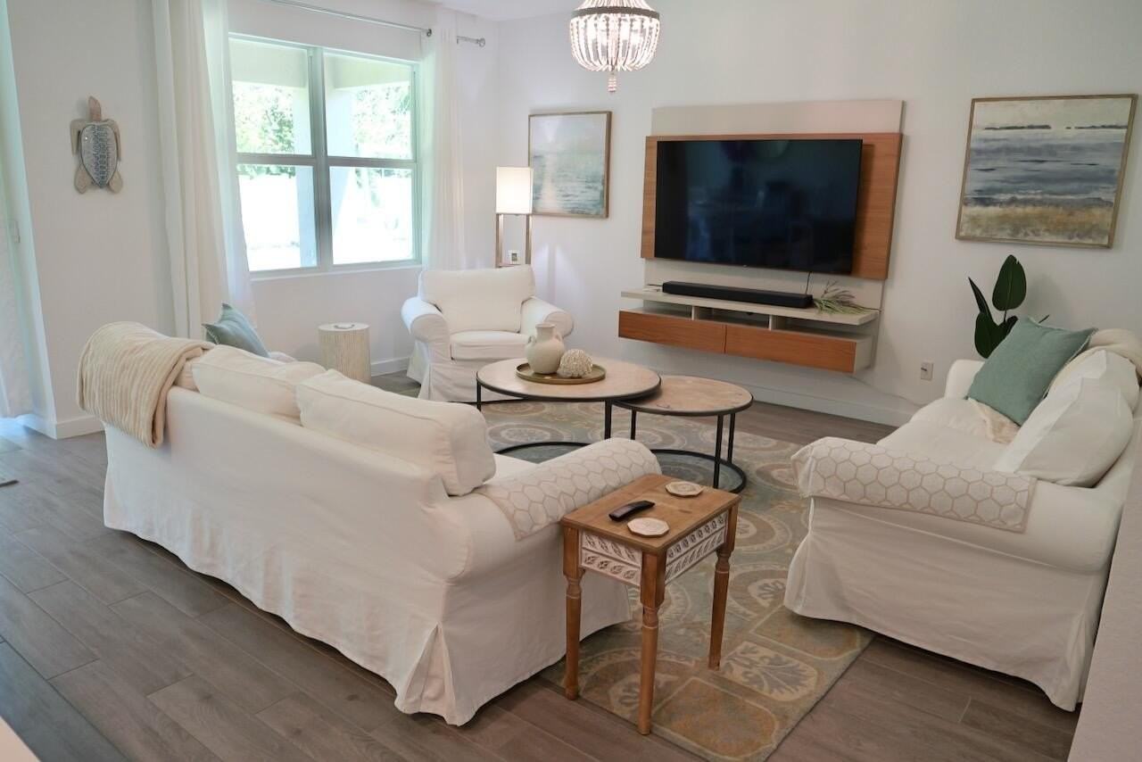 1753 Ne White Pine Ter - Photo 4 of 50