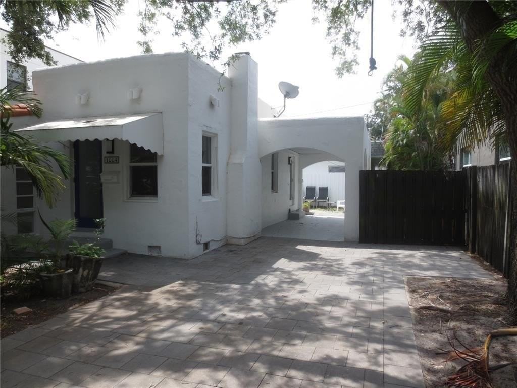 1004 Ne 3rd St - Photo 2 of 32