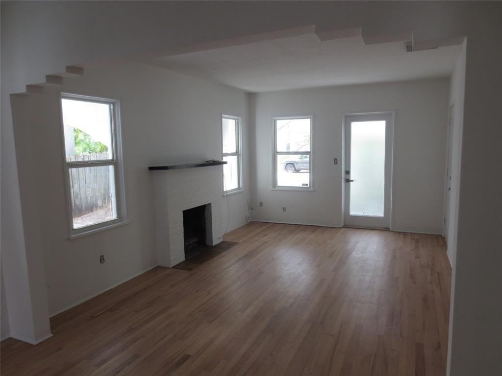 1004 Ne 3rd St - Photo 4 of 32