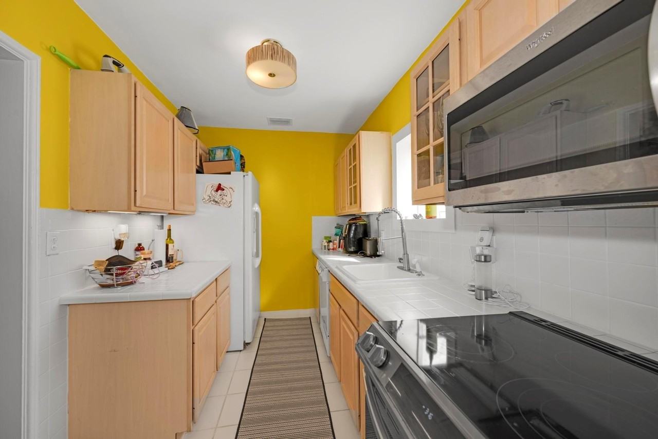 1004 Ne 3rd St - Photo 5 of 32