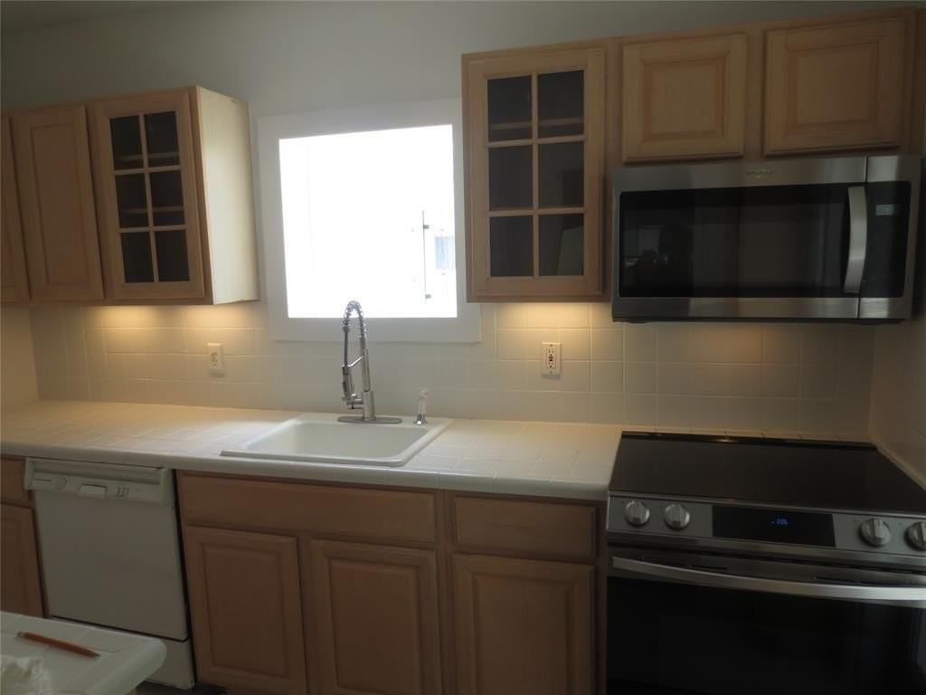 1004 Ne 3rd St - Photo 5 of 24