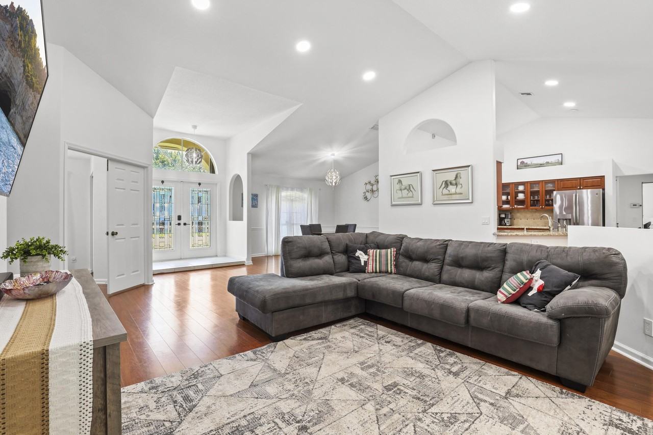 13885 Sheffield St - Photo 6 of 33